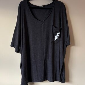 Charcoal Gray top with 13 point Grateful Dead bolt on pocket ⚡️